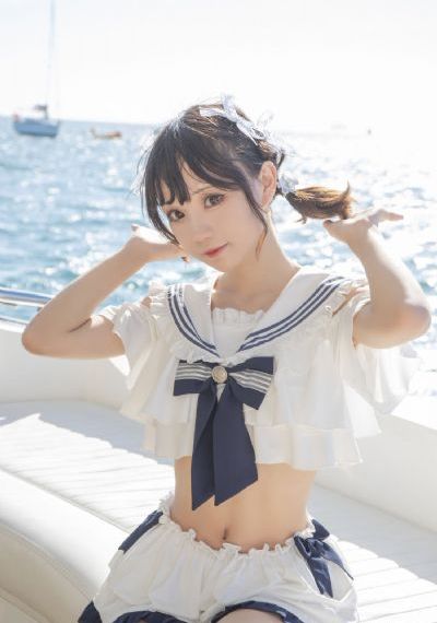 欧美黄色大衣美女照片_迅雷1080